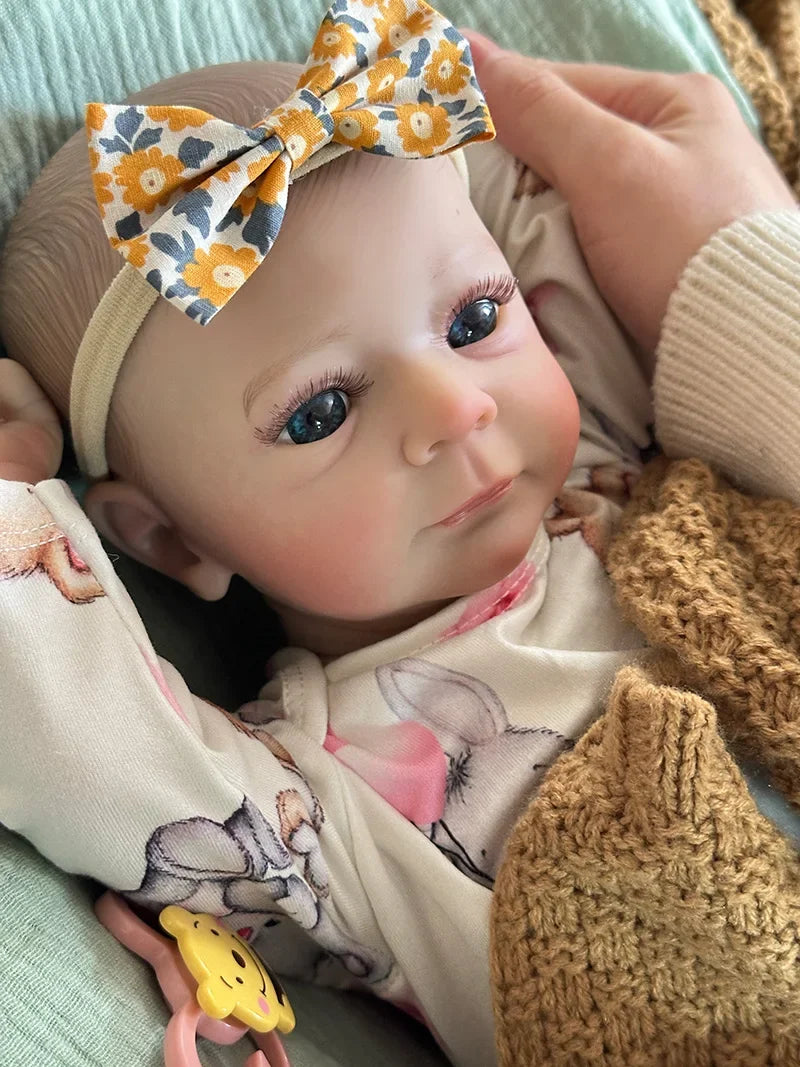 Adele bambola reborn di taglia media in silicone